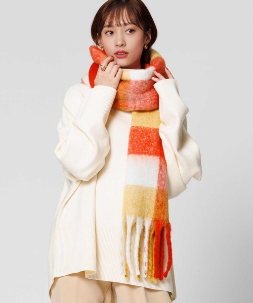 Right-on(ライトオン)の「【HONEYSUCKLE ROSE】ふわふわチェック太フリンジマフラー(マフラー・レディース・オレンジ/ブルー・ONE SIZE)」の14枚目の写真