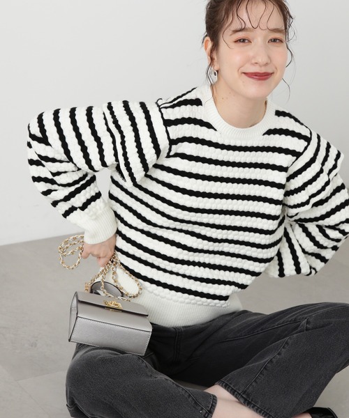 N.(N. Natural Beauty Basic)(エヌエヌナチュラルビューティーベーシック)の「◆ポコポコフリルショルダーニット(ニット/セーター・レディース・ホワイト×ブラック/ブラック・MEDIUM)」の2枚目の写真