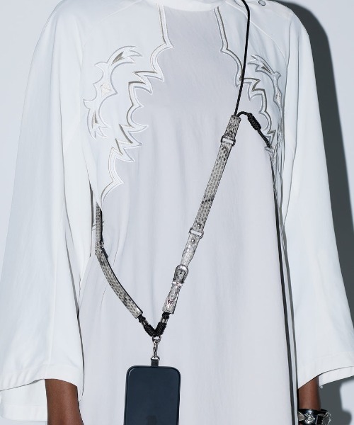 TOGA PULLA（トーガ　プルラ）の「TOGA PULLA Leather phone strap TZ241-AK961（スマホグッズ・レディース・マルチ/グリーン/ブラック・ONE SIZE）」の3枚目の写真