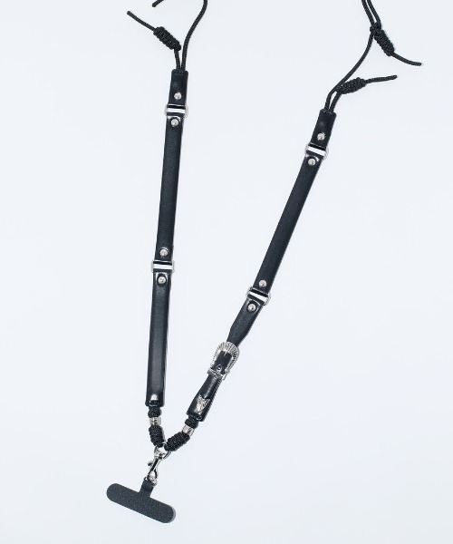 TOGA PULLA（トーガ　プルラ）の「TOGA PULLA Leather phone strap TZ241-AK961（スマホグッズ・レディース・マルチ/グリーン/ブラック・ONE SIZE）」の2枚目の写真