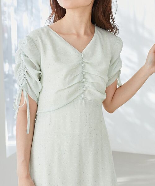 MAJESTIC LEGON（マジェスティックレゴン）の「はかなげフラワーギャザーワンピ（ワンピース・レディース・グリーン系その他/ホワイト系その他2/ブルー系その他2/ブルー系その他4・SMALL/MEDIUM）」の3枚目の写真