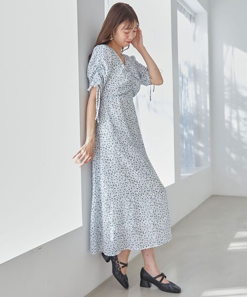 MAJESTIC LEGON（マジェスティックレゴン）の「はかなげフラワーギャザーワンピ（ワンピース・レディース・グリーン系その他/ホワイト系その他2/ブルー系その他2/ブルー系その他4・SMALL/MEDIUM）」の4枚目の写真