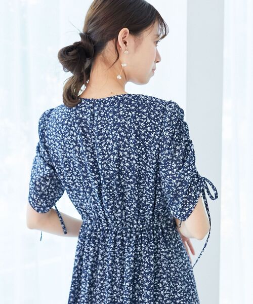 MAJESTIC LEGON（マジェスティックレゴン）の「はかなげフラワーギャザーワンピ（ワンピース・レディース・グリーン系その他/ホワイト系その他2/ブルー系その他2/ブルー系その他4・SMALL/MEDIUM）」の11枚目の写真