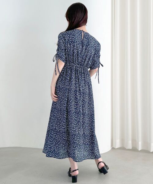 MAJESTIC LEGON（マジェスティックレゴン）の「はかなげフラワーギャザーワンピ（ワンピース・レディース・グリーン系その他/ホワイト系その他2/ブルー系その他2/ブルー系その他4・SMALL/MEDIUM）」の14枚目の写真