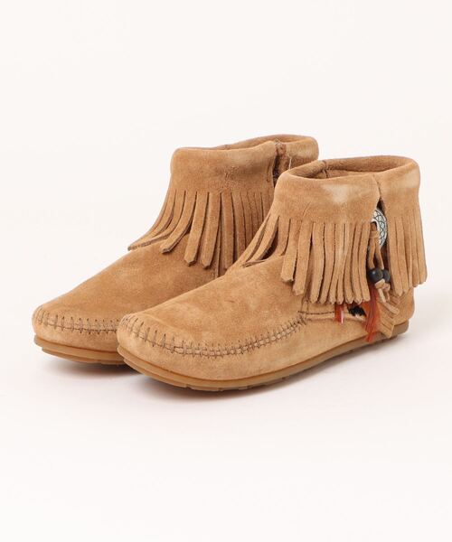 Minnetonka(ミネトンカ)の「《ミネトンカ MINNETONKA》ブーティー サイドジップ ブーツ(ブーツ・レディース・ライトベージュ/ブラウン/ブラック・US5.5/US6/US5)」の1枚目の写真