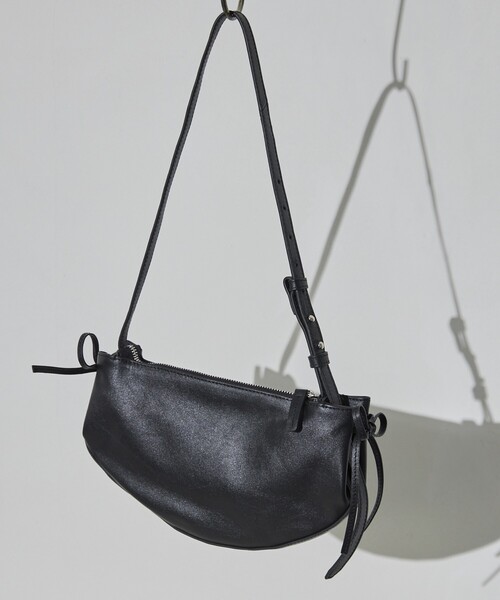 Firsthand(ファーストハンド)の「Firsthand/ファーストハンド Leather Ribbon Moon Bag / レザーリボンムーンバッグ / ワンハンドルバッグ / ショルダーバッグ / 防水レザー(ショルダーバッグ・レディース・ブラック・ONE SIZE)」の3枚目の写真