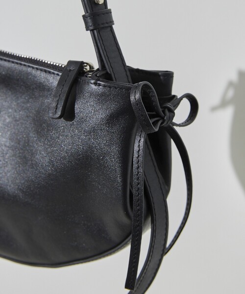 Firsthand(ファーストハンド)の「Firsthand/ファーストハンド Leather Ribbon Moon Bag / レザーリボンムーンバッグ / ワンハンドルバッグ / ショルダーバッグ / 防水レザー(ショルダーバッグ・レディース・ブラック・ONE SIZE)」の4枚目の写真