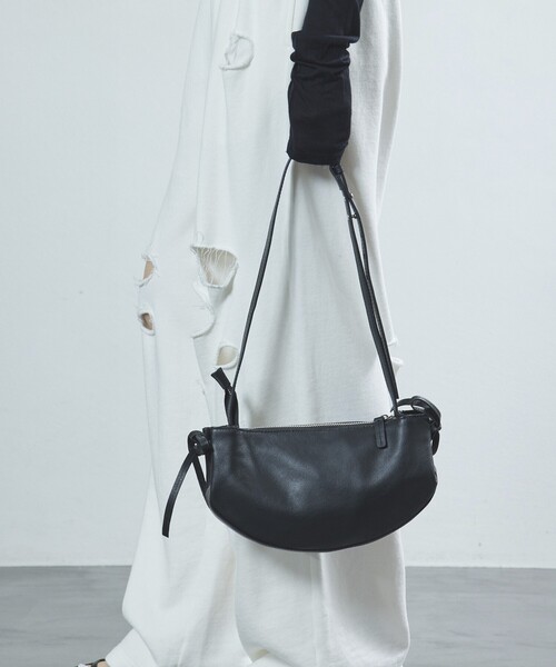 Firsthand(ファーストハンド)の「Firsthand/ファーストハンド Leather Ribbon Moon Bag / レザーリボンムーンバッグ / ワンハンドルバッグ / ショルダーバッグ / 防水レザー(ショルダーバッグ・レディース・ブラック・ONE SIZE)」の11枚目の写真