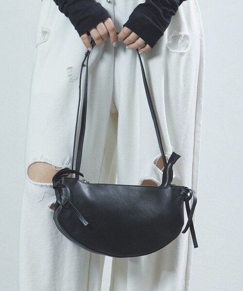 Firsthand(ファーストハンド)の「Firsthand/ファーストハンド Leather Ribbon Moon Bag / レザーリボンムーンバッグ / ワンハンドルバッグ / ショルダーバッグ / 防水レザー(ショルダーバッグ・レディース・ブラック・ONE SIZE)」の12枚目の写真