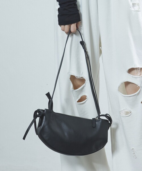 Firsthand(ファーストハンド)の「Firsthand/ファーストハンド Leather Ribbon Moon Bag / レザーリボンムーンバッグ / ワンハンドルバッグ / ショルダーバッグ / 防水レザー(ショルダーバッグ・レディース・ブラック・ONE SIZE)」の13枚目の写真