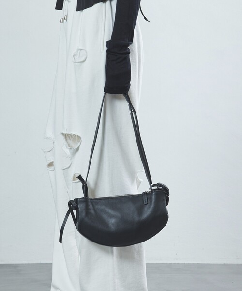 Firsthand(ファーストハンド)の「Firsthand/ファーストハンド Leather Ribbon Moon Bag / レザーリボンムーンバッグ / ワンハンドルバッグ / ショルダーバッグ / 防水レザー(ショルダーバッグ・レディース・ブラック・ONE SIZE)」の14枚目の写真