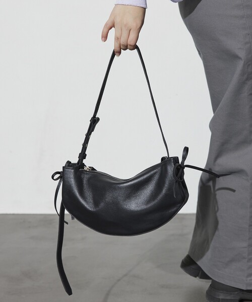 Firsthand(ファーストハンド)の「Firsthand/ファーストハンド Leather Ribbon Moon Bag / レザーリボンムーンバッグ / ワンハンドルバッグ / ショルダーバッグ / 防水レザー(ショルダーバッグ・レディース・ブラック・ONE SIZE)」の20枚目の写真