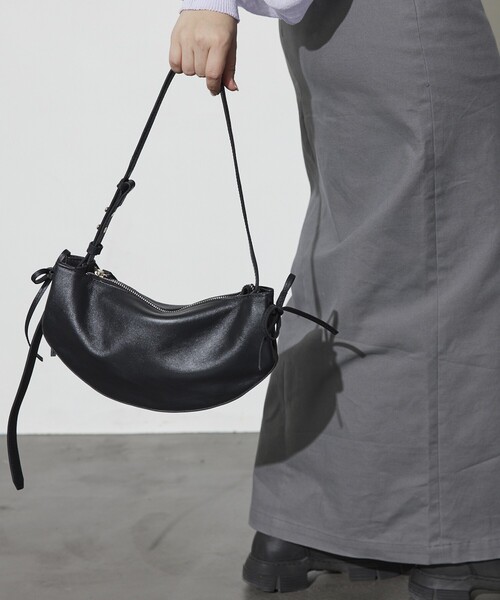 Firsthand(ファーストハンド)の「Firsthand/ファーストハンド Leather Ribbon Moon Bag / レザーリボンムーンバッグ / ワンハンドルバッグ / ショルダーバッグ / 防水レザー(ショルダーバッグ・レディース・ブラック・ONE SIZE)」の18枚目の写真