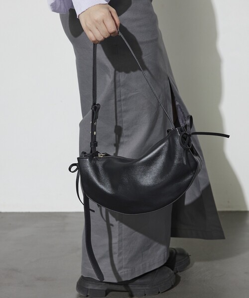 Firsthand(ファーストハンド)の「Firsthand/ファーストハンド Leather Ribbon Moon Bag / レザーリボンムーンバッグ / ワンハンドルバッグ / ショルダーバッグ / 防水レザー(ショルダーバッグ・レディース・ブラック・ONE SIZE)」の17枚目の写真
