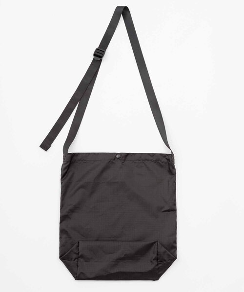 ADAM ET ROPE'(アダムエロペ)の「【TRAVEL COUTURE】RIP shoulder(ショルダーバッグ・メンズ・ブラック・FREE)」の2枚目の写真