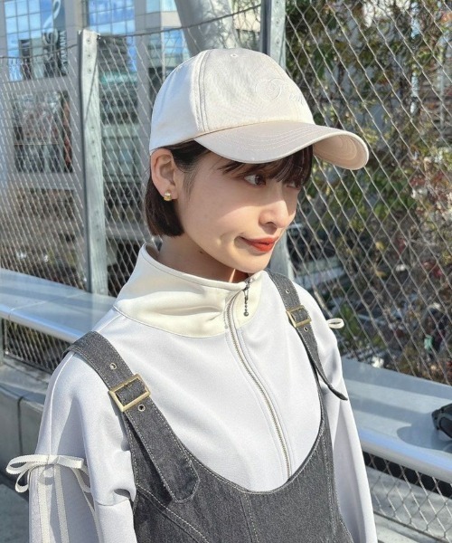 F i.n.t(フィント)の「ロゴ刺繍サテンキャップ/fint(キャップ・レディース・ブルーグレー/ライトピンク/アイボリー・FREE)」の1枚目の写真