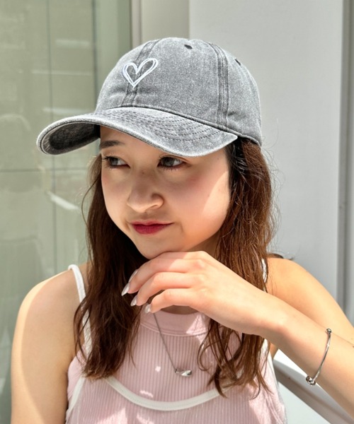 CLEA（クレア）の「ハート刺繍ピグメントキャップ（キャップ・レディース・ブラック/ベージュ/ピンク/ブルー・FREE）」の2枚目の写真