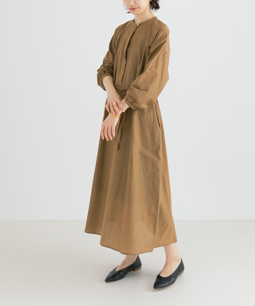 URBAN RESEARCH（アーバンリサーチ）の「クルーネックセミシアーローンワンピース（ワンピース・レディース・キャメル/ロイヤルブルー/ブラック・FREE）」の3枚目の写真