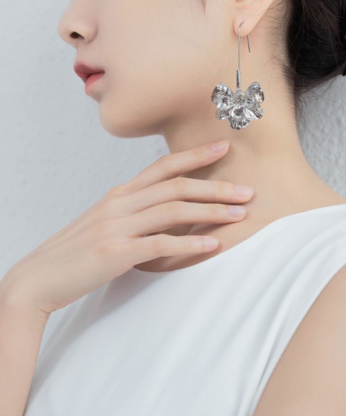 LA VORAGINE（ラ ヴォラジネ）の「花ピアス（ピアス（両耳用）・レディース・ゴールド/シルバー・FREE）」の3枚目の写真