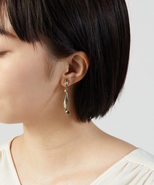 LANVIN en Bleu(ランバンオンブルー)の「メタリックリボン イヤリング(イヤリング・レディース・ゴールド/シルバー・ONE SIZE)」の10枚目の写真