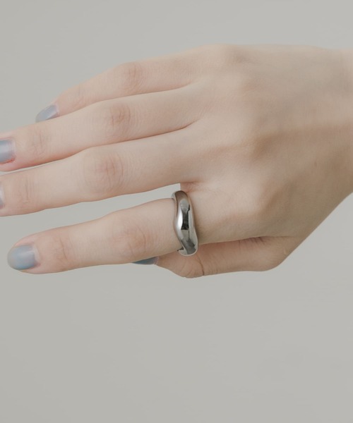 SMELLY（スメリー）の「ステンレスニュアンスリング（リング・レディース・シルバー・12）」の2枚目の写真