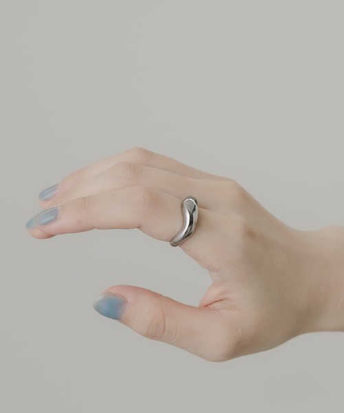 SMELLY（スメリー）の「ステンレスニュアンスリング（リング・レディース・シルバー・12）」の3枚目の写真