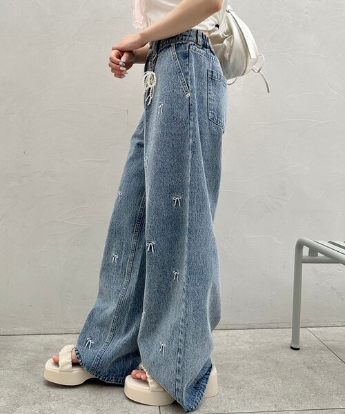 OLIVE des OLIVE（オリーブデオリーブ）の「パールチャーム付き刺繍入りワイドデニムパンツ 1042030020（デニムパンツ・レディース・ブルー・SMALL/MEDIUM）」の9枚目の写真