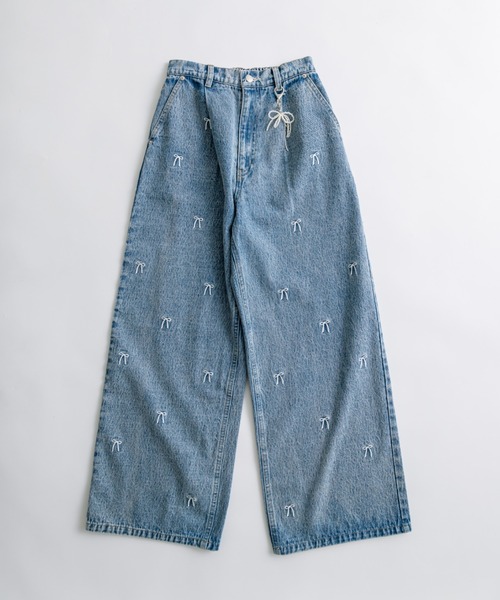 OLIVE des OLIVE（オリーブデオリーブ）の「パールチャーム付き刺繍入りワイドデニムパンツ 1042030020（デニムパンツ・レディース・ブルー・SMALL/MEDIUM）」の2枚目の写真