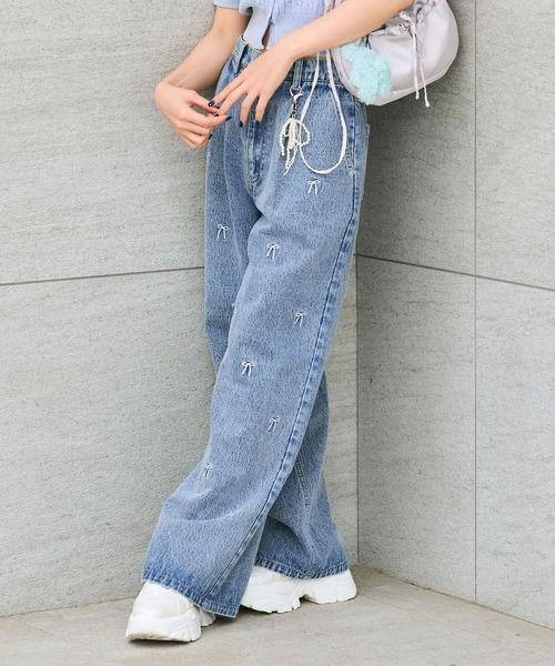 OLIVE des OLIVE（オリーブデオリーブ）の「パールチャーム付き刺繍入りワイドデニムパンツ 1042030020（デニムパンツ・レディース・ブルー・SMALL/MEDIUM）」の3枚目の写真