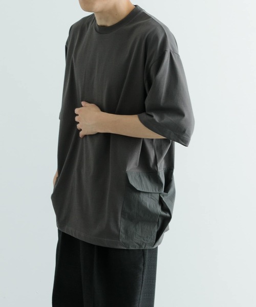 ITEMS URBANRESEARCH（アイテムズ アーバンリサーチ）の「『XLサイズあり』サイドポケットキリカエ クルーネックTシャツ（Tシャツ/カットソー・メンズ・ブラック/チャコールグレー/ベージュ/カーキ・MEDIUM/LARGE/X-LARGE）」の15枚目の写真