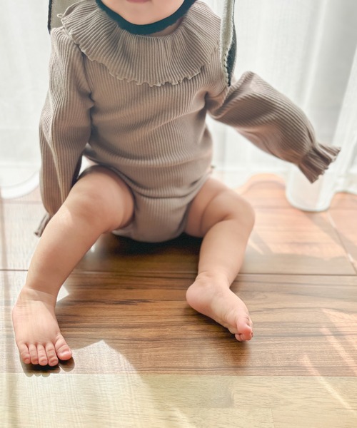 MAKE YOUR DAY（メイクユアデイ）の「フリル付きリブロンパース（ロンパース・キッズ・ピンク/アイボリー/モカ・80/70）」の2枚目の写真