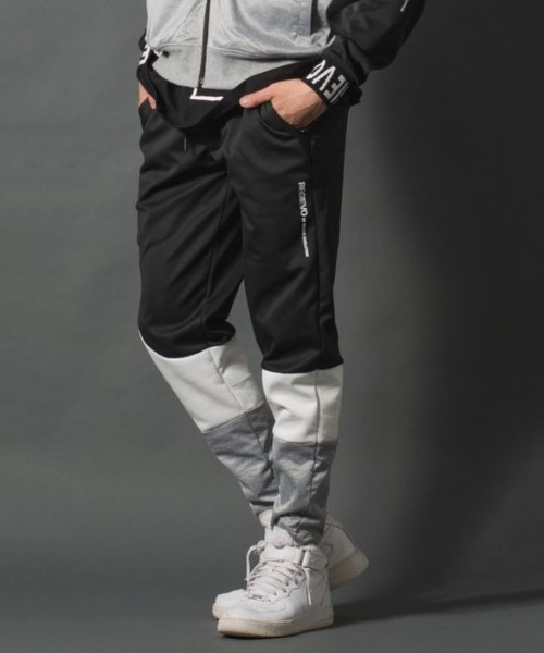 REGIEVO（レジエボ）の「【REGIEVO】アシンメトリー切り替え ジョガーパンツ【セットアップ対応】（その他パンツ・メンズ・グレー/ブラック・LARGE/X-LARGE/MEDIUM）」の2枚目の写真