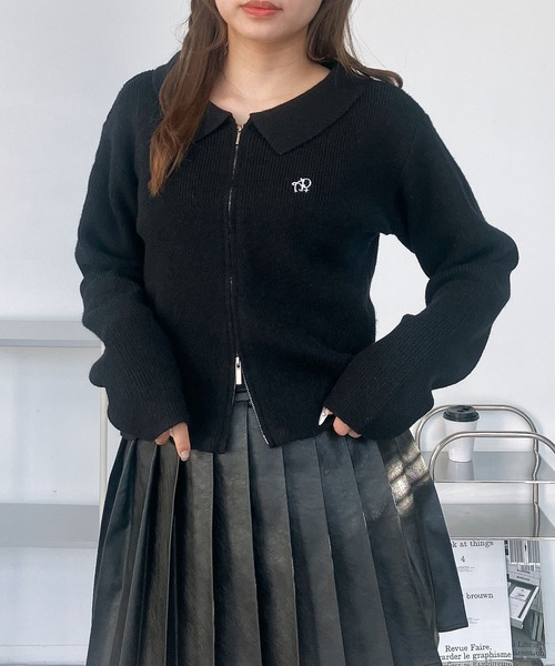 AS KNOW AS plus(アズノゥアズプラス)の「◇ワンポイントロゴ刺繍 ダブルジップカーディガン(カーディガン/ボレロ・レディース・シルバー系/ボルドー/ホワイト×ブラック/ブラック/ブルー系/グリーン系/ネイビー系/グリーン系1/レッド系1/ブラック系1/ネイビー系1/シルバー系1・FREE)」の4枚目の写真