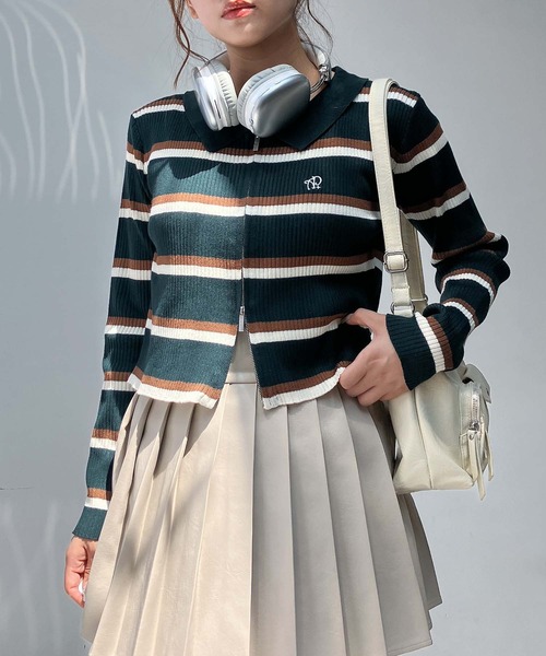 AS KNOW AS plus(アズノゥアズプラス)の「◇ワンポイントロゴ刺繍 ダブルジップカーディガン(カーディガン/ボレロ・レディース・シルバー系/ボルドー/ホワイト×ブラック/ブラック/ブルー系/グリーン系/ネイビー系/グリーン系1/レッド系1/ブラック系1/ネイビー系1/シルバー系1・FREE)」の5枚目の写真