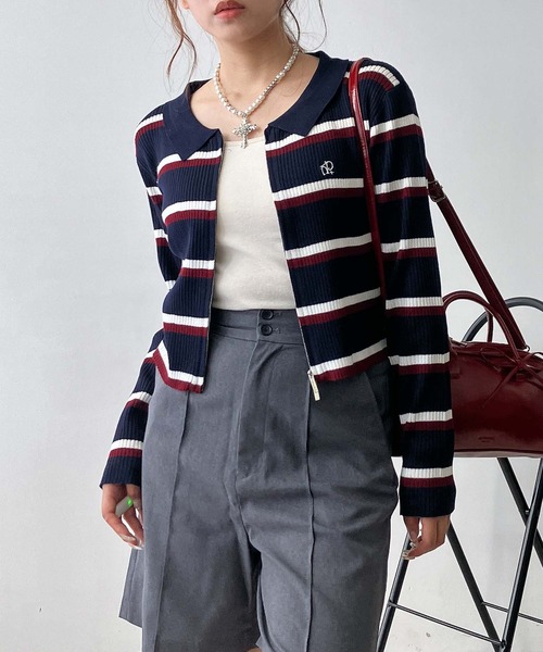 AS KNOW AS plus(アズノゥアズプラス)の「◇ワンポイントロゴ刺繍 ダブルジップカーディガン(カーディガン/ボレロ・レディース・シルバー系/ボルドー/ホワイト×ブラック/ブラック/ブルー系/グリーン系/ネイビー系/グリーン系1/レッド系1/ブラック系1/ネイビー系1/シルバー系1・FREE)」の1枚目の写真