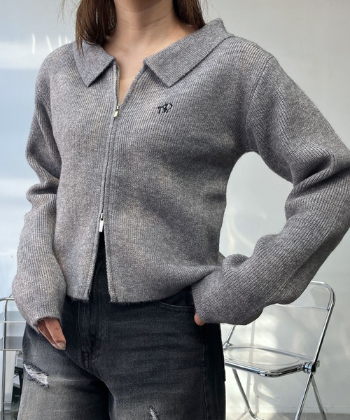 AS KNOW AS plus(アズノゥアズプラス)の「◇ワンポイントロゴ刺繍 ダブルジップカーディガン(カーディガン/ボレロ・レディース・シルバー系/ボルドー/ホワイト×ブラック/ブラック/ブルー系/グリーン系/ネイビー系/グリーン系1/レッド系1/ブラック系1/ネイビー系1/シルバー系1・FREE)」の12枚目の写真