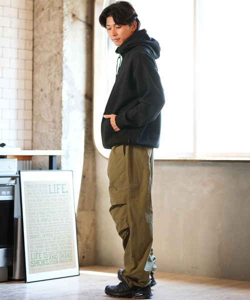 VOLCOM(ボルコム)の「VOLCOM/ボルコム パーカー/プルオーバー ブランドロゴ A4132419(パーカー・メンズ・ベージュ/ブラック・S/M/L/XL)」の11枚目の写真