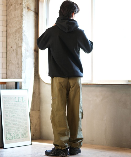 VOLCOM(ボルコム)の「VOLCOM/ボルコム パーカー/プルオーバー ブランドロゴ A4132419(パーカー・メンズ・ベージュ/ブラック・S/M/L/XL)」の12枚目の写真