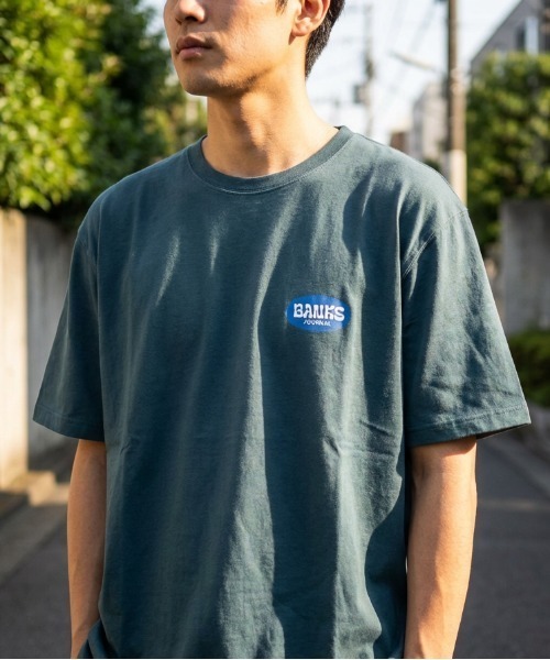 BANKS（バンクス）の「DESIGN TEE/BANKS JOURNAL/バンクスジャーナル ブランドロゴプリント半袖Tシャツ（Tシャツ/カットソー・メンズ・ベージュ/ブルー・LARGE/X-LARGE/MEDIUM）」の2枚目の写真
