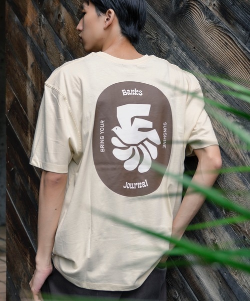 BANKS（バンクス）の「DESIGN TEE/BANKS JOURNAL/バンクスジャーナル ブランドロゴプリント半袖Tシャツ（Tシャツ/カットソー・メンズ・ベージュ/ブルー・LARGE/X-LARGE/MEDIUM）」の7枚目の写真