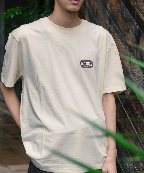 BANKS（バンクス）の「DESIGN TEE/BANKS JOURNAL/バンクスジャーナル ブランドロゴプリント半袖Tシャツ（Tシャツ/カットソー・メンズ・ベージュ/ブルー・LARGE/X-LARGE/MEDIUM）」の6枚目の写真