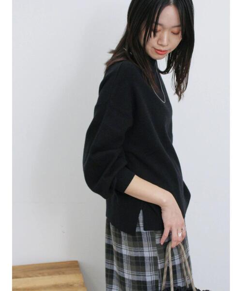 Samansa Mos2 blue（サマンサモスモスブルー）の「【Hug Knit】ボリューム袖ハイネックプルオーバー（ニット/セーター・レディース・ブラック/ライトベージュ/グリーン/トップグレー/ブルー・F）」の9枚目の写真