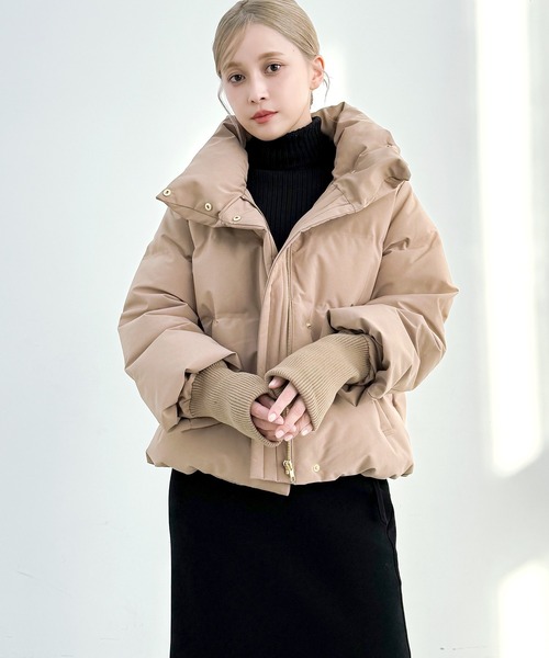 emmi ベージュ ダウン ハイネック OUTDOOR LOOKS │ emmi（エミ）公式サイト