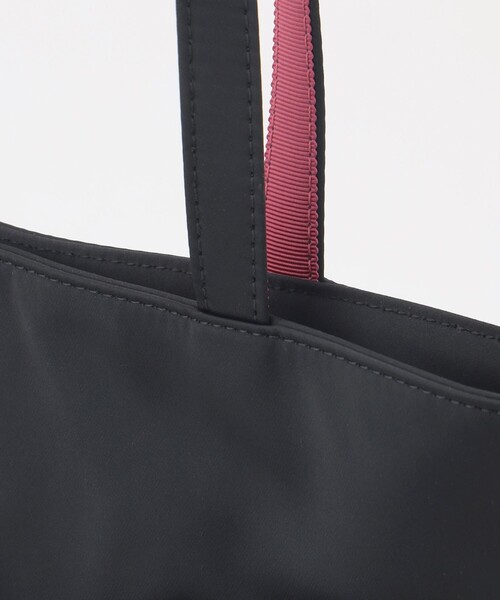 TOCCA(トッカ)の「T CADEAU NEW BAG フラットトートバッグ(トートバッグ・レディース・ブラック系/シルバー系/ライトグレー系・F)」の7枚目の写真