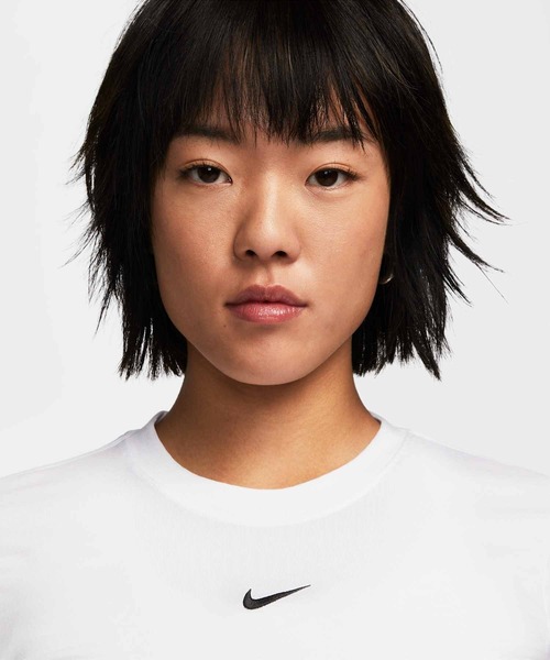 NIKE(ナイキ)の「ナイキ スポーツウェア エッセンシャル ウィメンズ スリムフィット クロップ Tシャツ / Nike Sportswear Essential Women's Slim-Fit Crop T-Shirt FB2874-100 White(Tシャツ/カットソー・レディース・ホワイト・2XL/L/M/S/XL/XS)」の4枚目の写真
