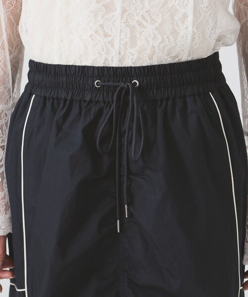 Ray BEAMS(レイビームス)の「ストライプ キリカエ トラックスカート(スカート・レディース・オフホワイト/ネイビー・0/1)」の7枚目の写真