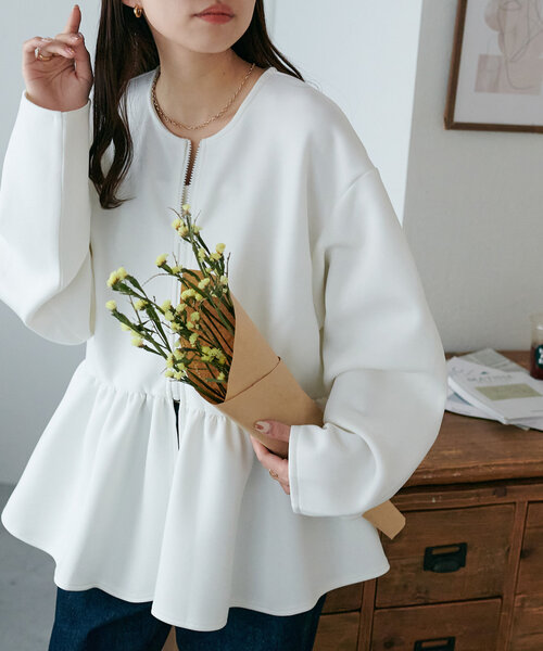 DISCOAT（ディスコート）の「【WEB限定】ペプラムノーカラージャケット（ノーカラージャケット・レディース・ブラック/グレイッシュベージュ/アイボリー/チャコールグレー・FREE）」の2枚目の写真