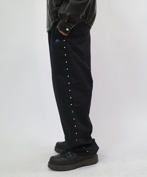 WHO'S WHO gallery（フーズフーギャラリー）の「【Sourcream/サワークリーム】ツイルスタッズパンツ 【セットアップ対応】（チノパンツ・レディース・チャコールグレー/ベージュ/ブラック・LARGE/MEDIUM）」の15枚目の写真