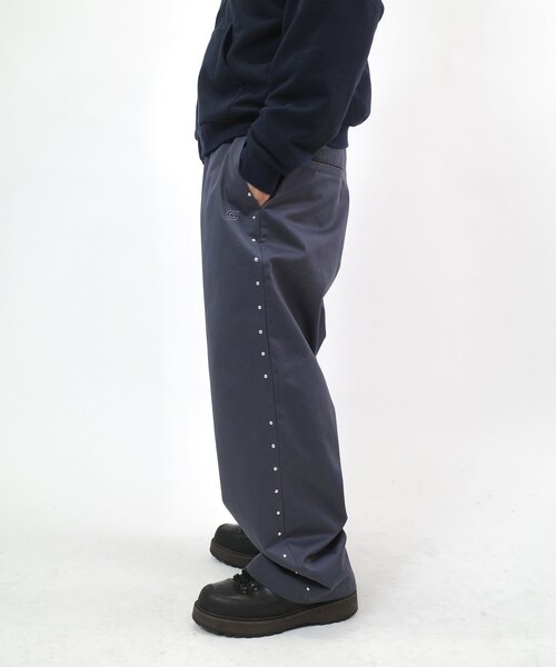 WHO'S WHO gallery（フーズフーギャラリー）の「【Sourcream/サワークリーム】ツイルスタッズパンツ 【セットアップ対応】（チノパンツ・レディース・チャコールグレー/ベージュ/ブラック・LARGE/MEDIUM）」の20枚目の写真