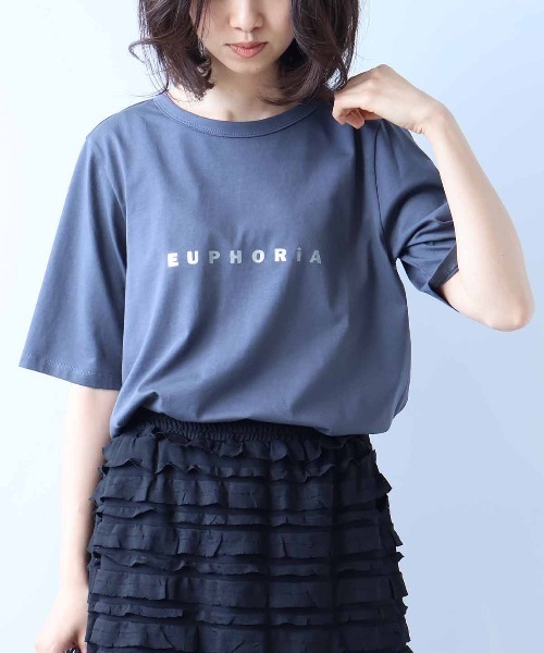 leswel（レスウェル）の「【L～5L 大きいサイズ】箔プリントTシャツ（Tシャツ/カットソー・レディース・チャコールグレー/ベージュ/サーモンピンク・L/3L/4L/5L/LL）」の2枚目の写真
